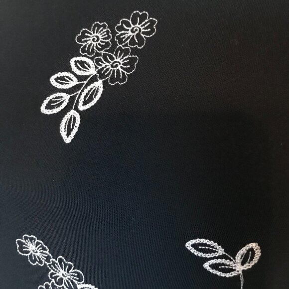 Casual Corner Embroidered Sleeveless Blouse: Dark Navy Cropped Top, Size S-M - Picture 7 of 10